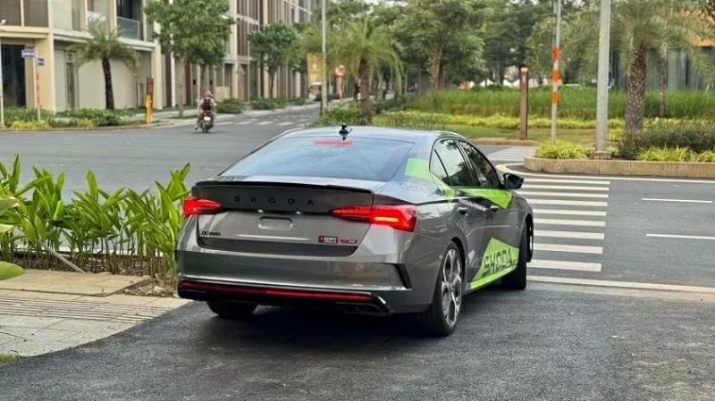 Tuy sở hữu nền tảng kỹ thuật và khả năng vận hành ấn tượng, Skoda Octavia RS vẫn được dự báo sẽ đối mặt không ít thách thức tại thị trường Việt Nam.