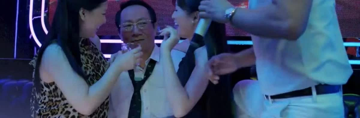 Gia đình trái dấu tập 10: Ông Phi gặp rắc rối tại quán karaoke