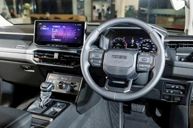 Không gian nội thất được xem là bước tiến đáng kể trên Hilux 2026, khi phong cách thiết kế được lấy cảm hứng rõ nét từ Land Cruiser Prado.