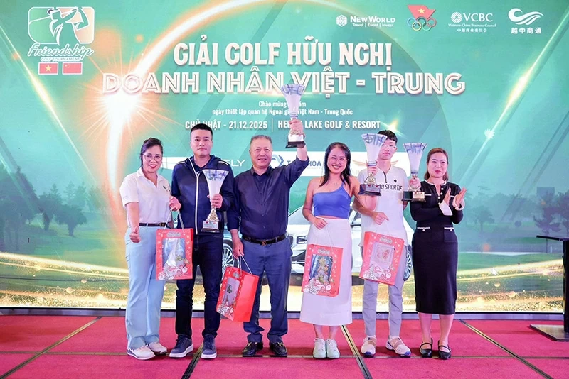 Khi những cú swing kết nối cộng đồng doanh nhân Việt – Trung Khi những cú swing kết nối cộng đồng doanh nhân Việt – Trung
