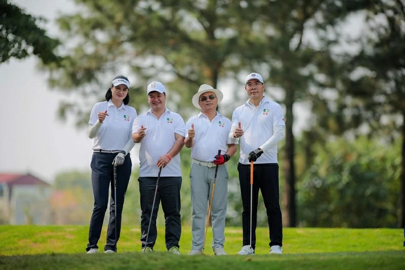 Khi những cú swing kết nối cộng đồng doanh nhân Việt – Trung