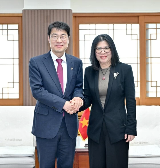 Thành phố Daegu tiếp tục hỗ trợ, tạo điều kiện thuận lợi để cộng đồng người Việt Nam có điều kiện phát triển và hội nhập Thành phố Daegu tiếp tục hỗ trợ, tạo điều kiện thuận lợi để cộng đồng người Việt Nam có điều kiện phát triển và hội nhập