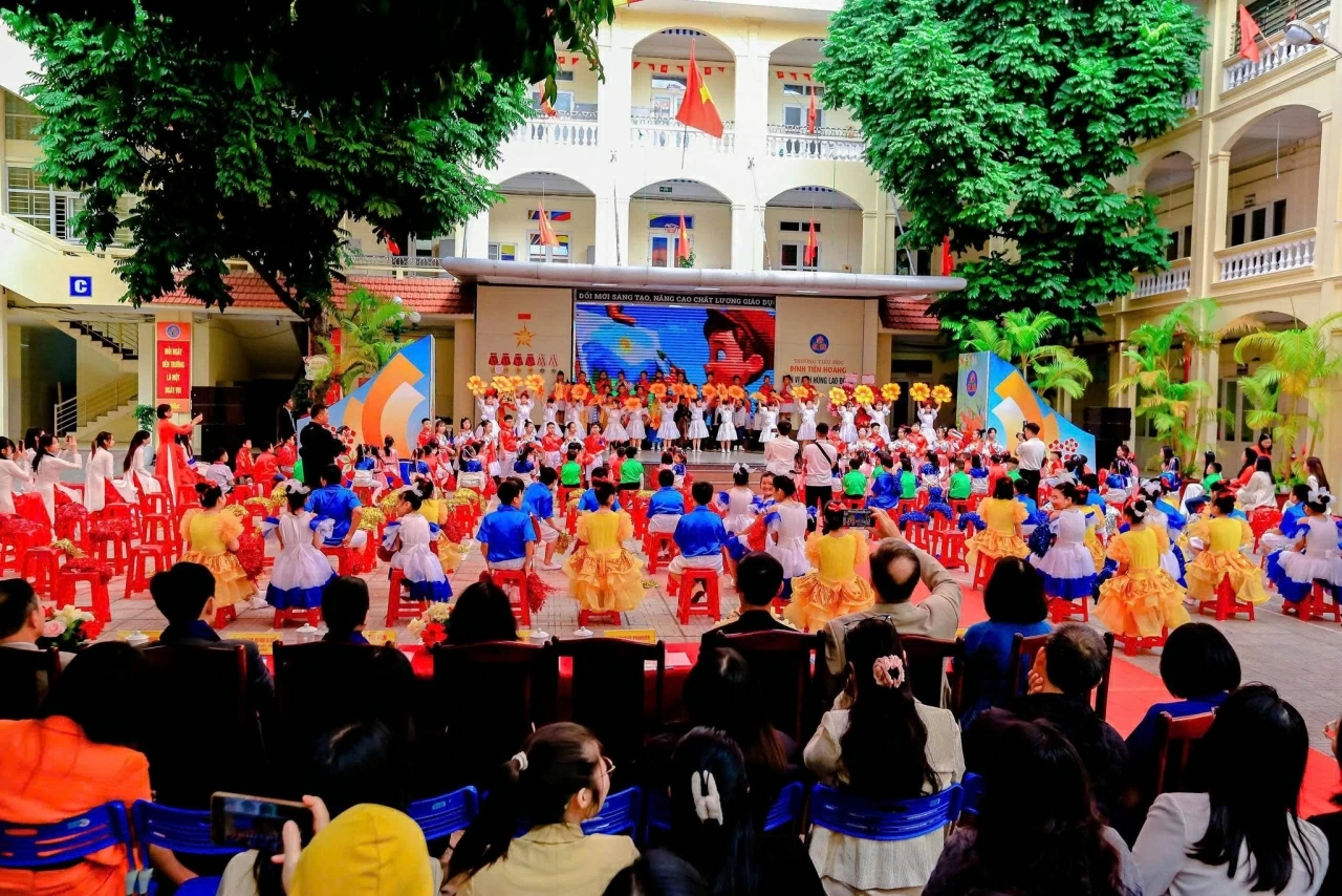 Trường Tiểu học Đinh Tiên Hoàng: Hơn nửa thế kỷ bền bỉ gieo chữ, lặng thầm dựng xây nền tảng tri thức Trường Tiểu học Đinh Tiên Hoàng: Hơn nửa thế kỷ bền bỉ gieo chữ, lặng thầm dựng xây nền tảng tri thức