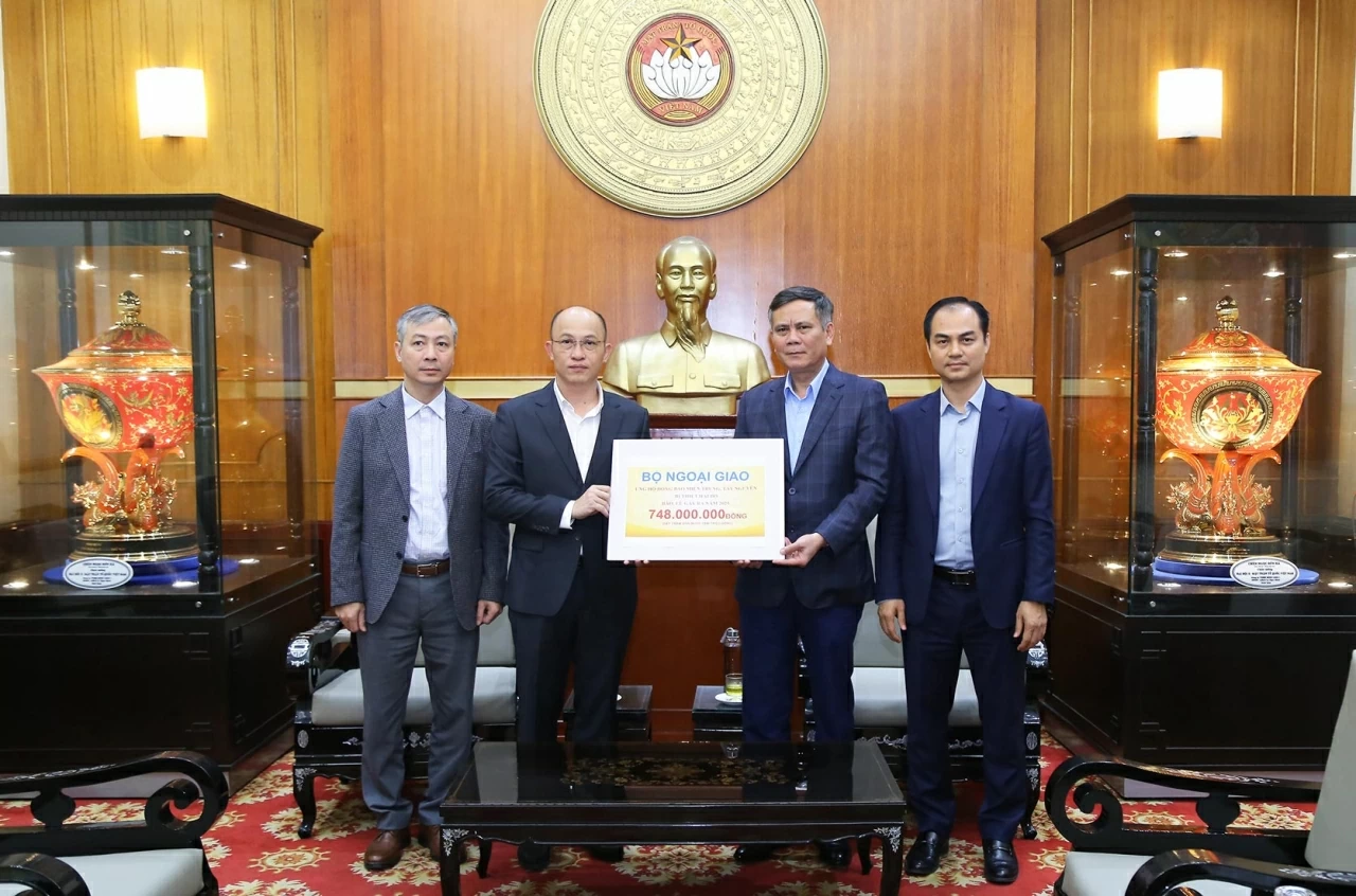 đồng chí Nguyễn Xuân Ánh, Ủy viên Ban Thường vụ Đảng ủy Bộ, Chánh Thanh tra Bộ Ngoại giao thay mặt tập thể cán bộ, công chức, viên chức và người lao động toàn Ngành trao số tiền ủng hộ đồng bào các tỉnh miền Trung, Tây Nguyên chịu thiệt hại bởi bão lũ.