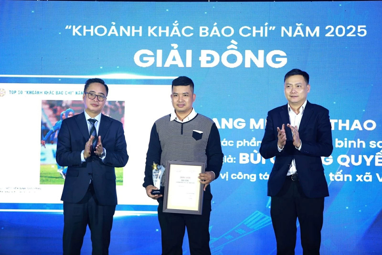 Ông Phạm Mạnh Hùng, Phó Tổng giám đốc Đài Tiếng nói Việt Nam và ông Nguyễn Quang Đức, Phó Trưởng ban Tuyên giáo và Dân vận, Đảng uỷ Mặt trận Tổ quốc, các đoàn thể trung ương trao Giải Đồng ch