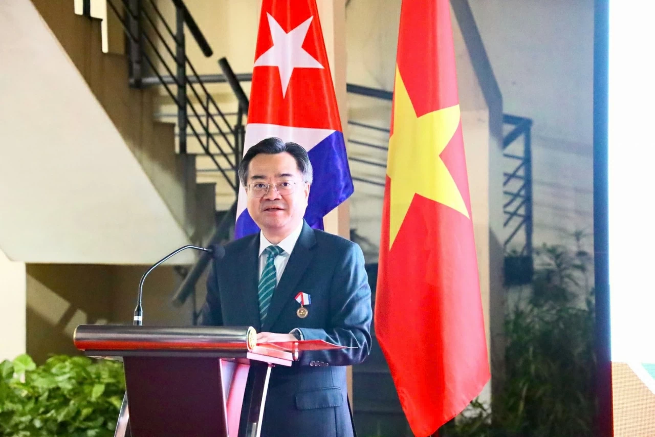 Cuba trao tặng Huân chương Hữu nghị cho Trưởng Ban Chính sách, chiến lược Trung ương Nguyễn Thanh Nghị Cuba trao tặng Huân chương Hữu nghị cho Trưởng Ban Chính sách, chiến lược Trung ương Nguyễn Thanh Nghị