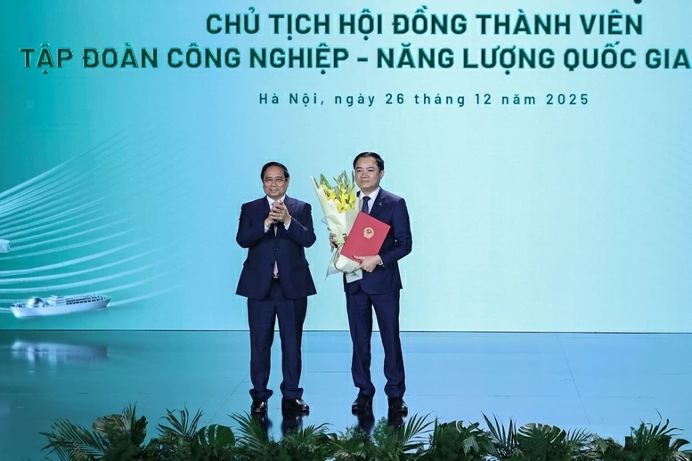 Thủ tướng Phạm Minh Chính trao Quyết định bổ nhiệm ông Lê Ngọc Sơn, Tổng Giám đốc Petrovietnam, giữ chức Chủ tịch Hội đồng thành viên Tập đoàn Petrovietnam. (Ảnh: Nhật Bắc) Thủ tướng Phạm Minh Chính trao Quyết định bổ nhiệm ông Lê Ngọc Sơn, Tổng Giám đốc Petrovietnam, giữ chức Chủ tịch Hội đồng thành viên Tập đoàn Petrovietnam. (Ảnh: Nhật Bắc)