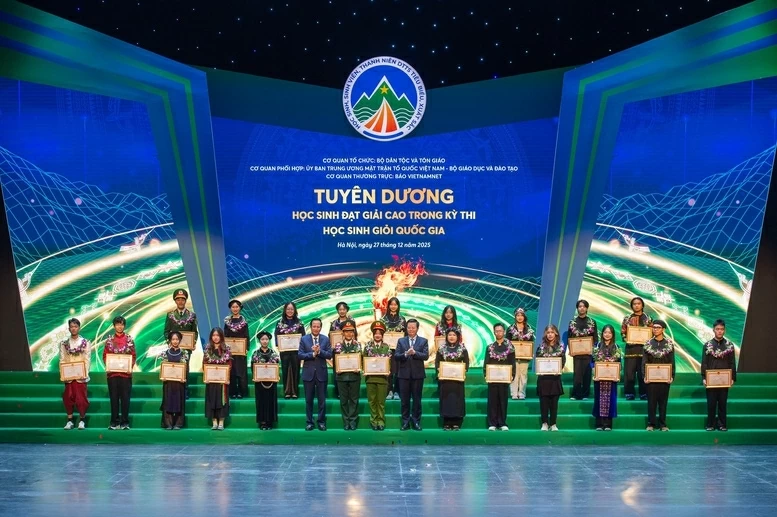 Phó Thủ tướng Mai Văn Chính và Bộ trưởng Bộ Dân tộc và Tôn giáo Đào Ngọc Dung trao bằng khen cho các em học sinh đạt giải cao trong kỳ thi học sinh giỏi quốc gia. (Nguồn: VGP) Phó Thủ tướng Mai Văn Chính và Bộ trưởng Bộ Dân tộc và Tôn giáo Đào Ngọc Dung trao bằng khen cho các em học sinh đạt giải cao trong kỳ thi học sinh giỏi quốc gia. (Nguồn: VGP)