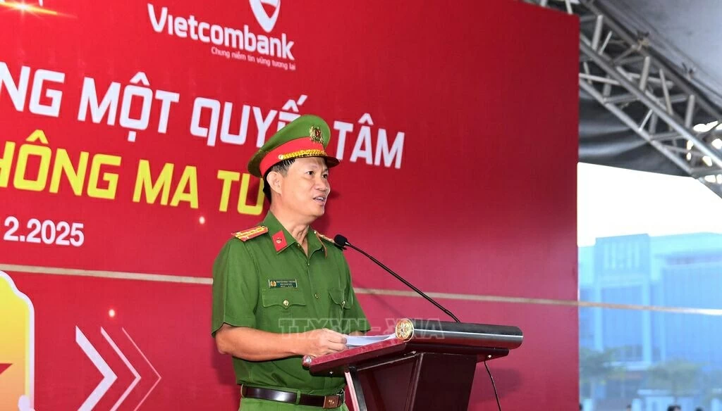 Đại tá Nguyễn Nhật Trường, Phó Giám đốc Công an tỉnh An Giang phát biểu khai mạc giải chạy. (Nguồn: TTXVN)