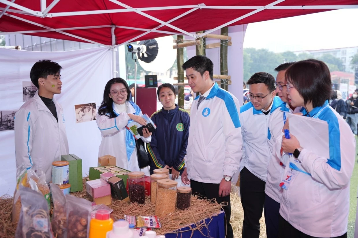 Đại biểu tham quan các gian hàng. (Ảnh: Trọng Nghĩa)