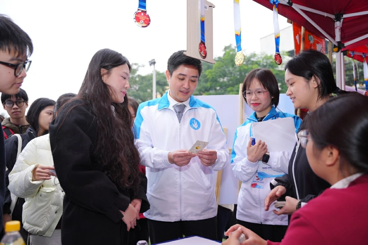 Đại biểu tham quan các gian hàng. (Ảnh: Trọng Nghĩa)
