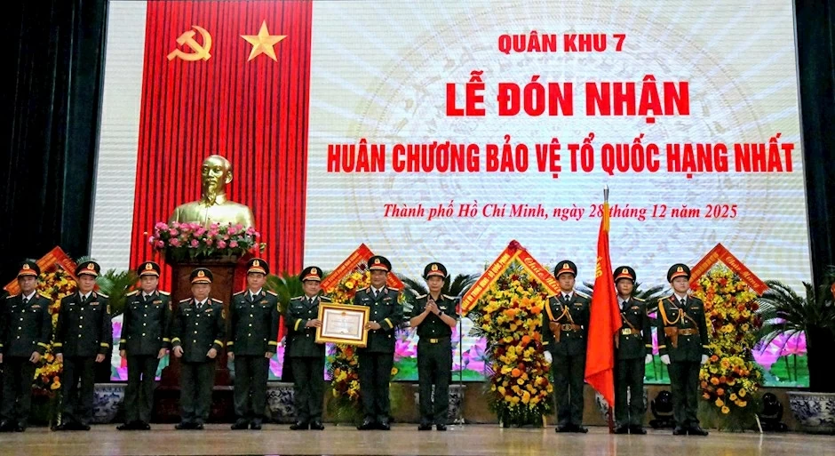 Đại tướng Phan Văn Giang thừa ủy quyền của Chủ tịch nước trao tặng Huân chương Bảo vệ Tổ quốc hạng nhất cho LLVT Quân khu 7