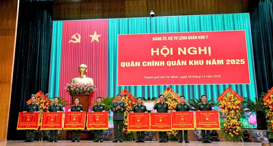 Các tập thể nhận Cờ thi đua của Bộ Quốc phòng. (Nguồn: SGGP)