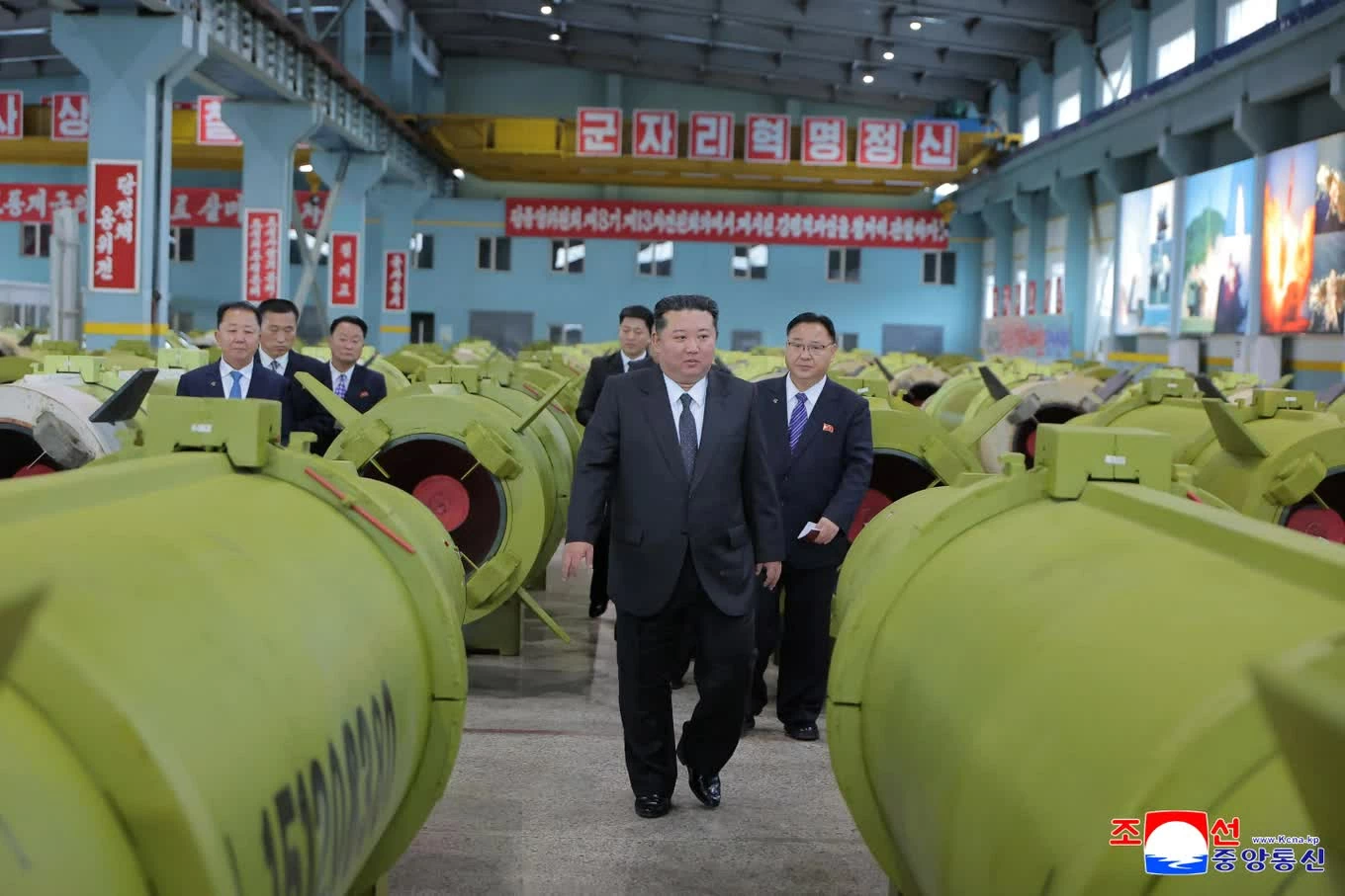 Nhà lãnh đạo Triều Tiên Kim Jong-un thăm các doanh nghiệp sản xuất vũ khí lớn trong quý cuối năm 2025 (Ảnh: KCNA).