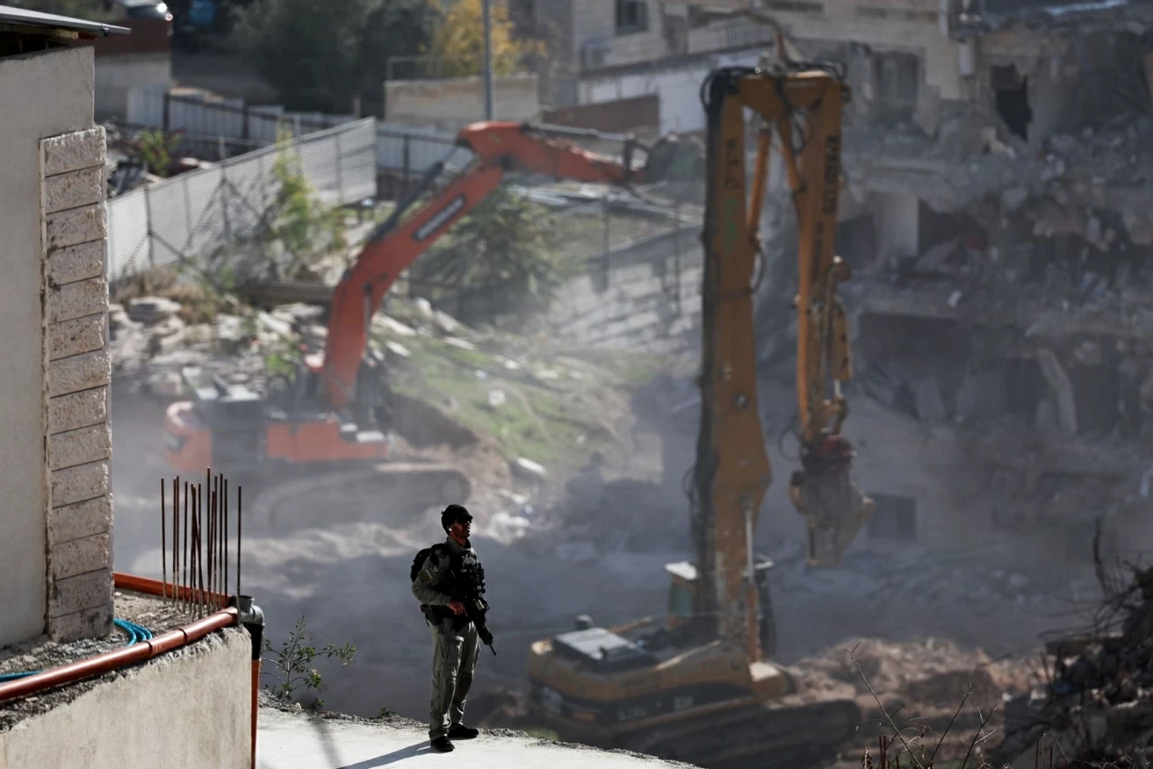 Các phương tiện của Israel phá dỡ tòa nhà dân cư al-Wa’ad của người Palestine do bị coi là xây dựng trái phép tại khu phố Wadi Qaddum, Đông Jerusalem. Trong tuần này, Israel đã phê duyệt đề xuất xây dựng 19 khu định cư Do Thái mới tại Bờ Tây bị chiếm đóng, trong bối cảnh chính phủ thúc đẩy làn sóng xây dựng ồ ạt tại khu vực này, làm gia tăng mối đe dọa đối với triển vọng thành lập một Nhà nước Palestine. (Nguồn: EPA)