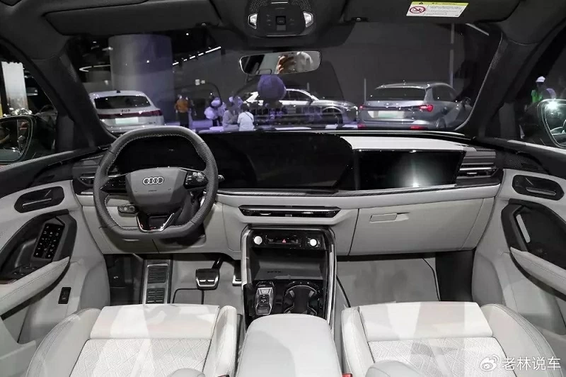 Khoang nội thất của Audi Q5L 2026 tiếp tục duy trì bố cục hiện đại, lấy công nghệ làm trung tâm.
