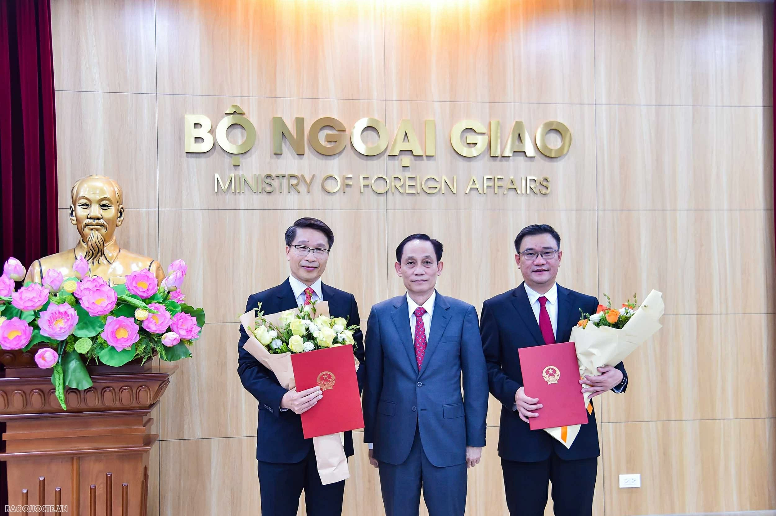 Bộ trưởng Ngoại giao trao quyết định bổ nhiệm, điều động cán bộ quản lý Bộ trưởng Ngoại giao trao quyết định bổ nhiệm, điều động cán bộ quản lý