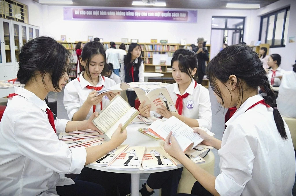 Tặng sách gieo chữ đón 2026 - Cánh cửa mở tới tương lai