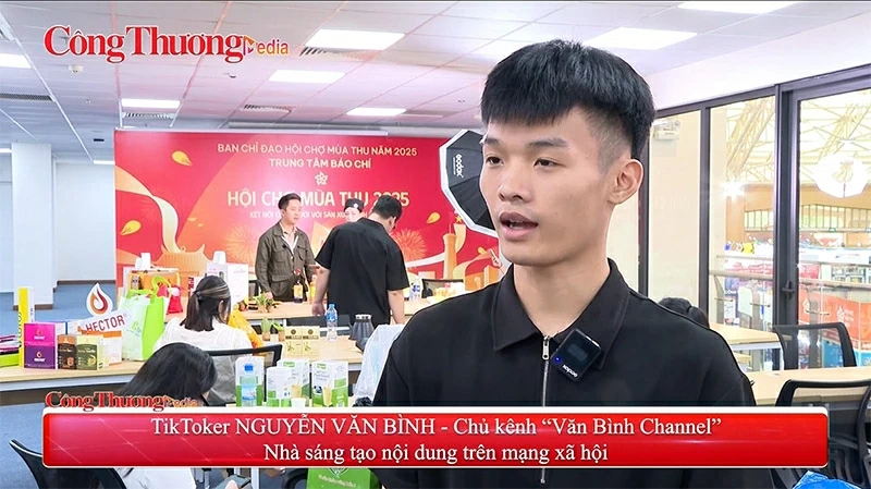 Chia sẻ với báo giới, chủ kênh Văn Bình Channel nhấn mạnh tầm quan trọng của việc trang bị kỹ năng số cho người trẻ. Chia sẻ với báo giới, chủ kênh Văn Bình Channel nhấn mạnh tầm quan trọng của việc trang bị kỹ năng số cho người trẻ.