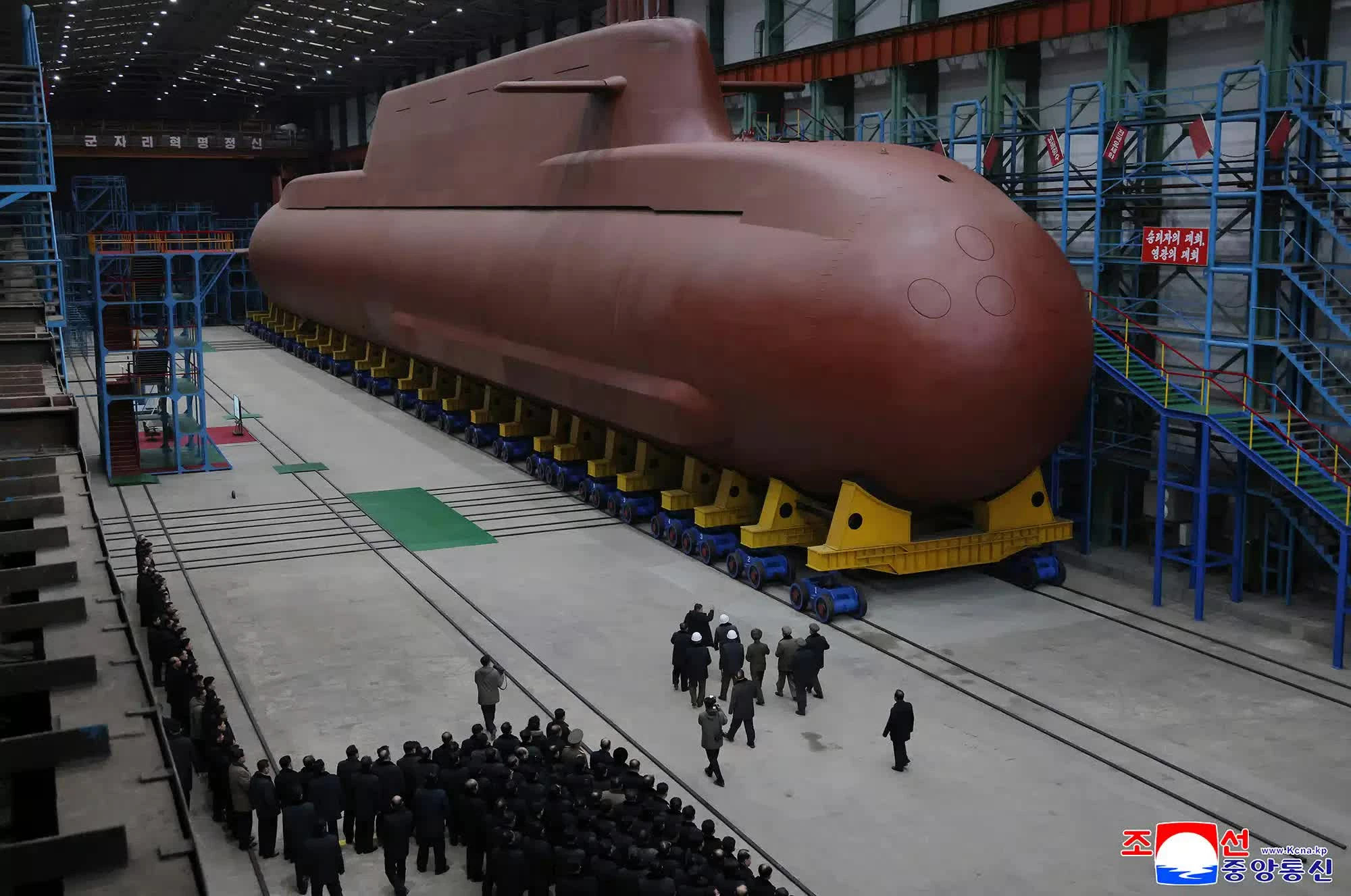 Hình ảnh tàu ngầm hạt nhân mang tên lửa đạn đạo (SSBN) mới của Triều Tiên trong chuyến thị sát do nhà lãnh đạo Triều Tiên Kim Jong-Un thực hiện. Hình ảnh được lấy từ bản tin truyền thông nhà nước Triều Tiên.