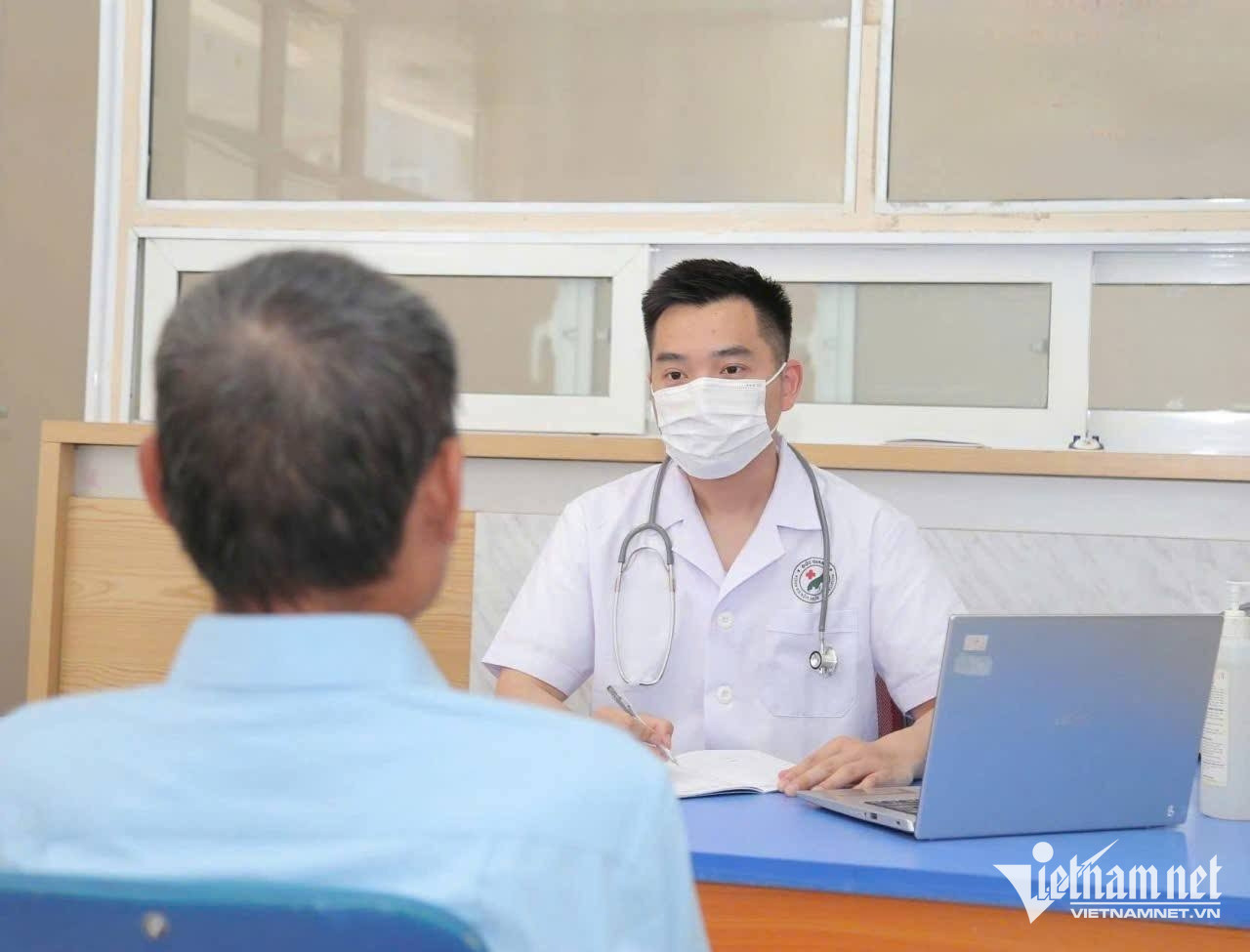 W-BV Đuc Giang 1.jpg Chú thích: Bác sĩ Bệnh viện đa khoa Đức Giang (Hà Nội) thăm khám cho bệnh nhân .jpg