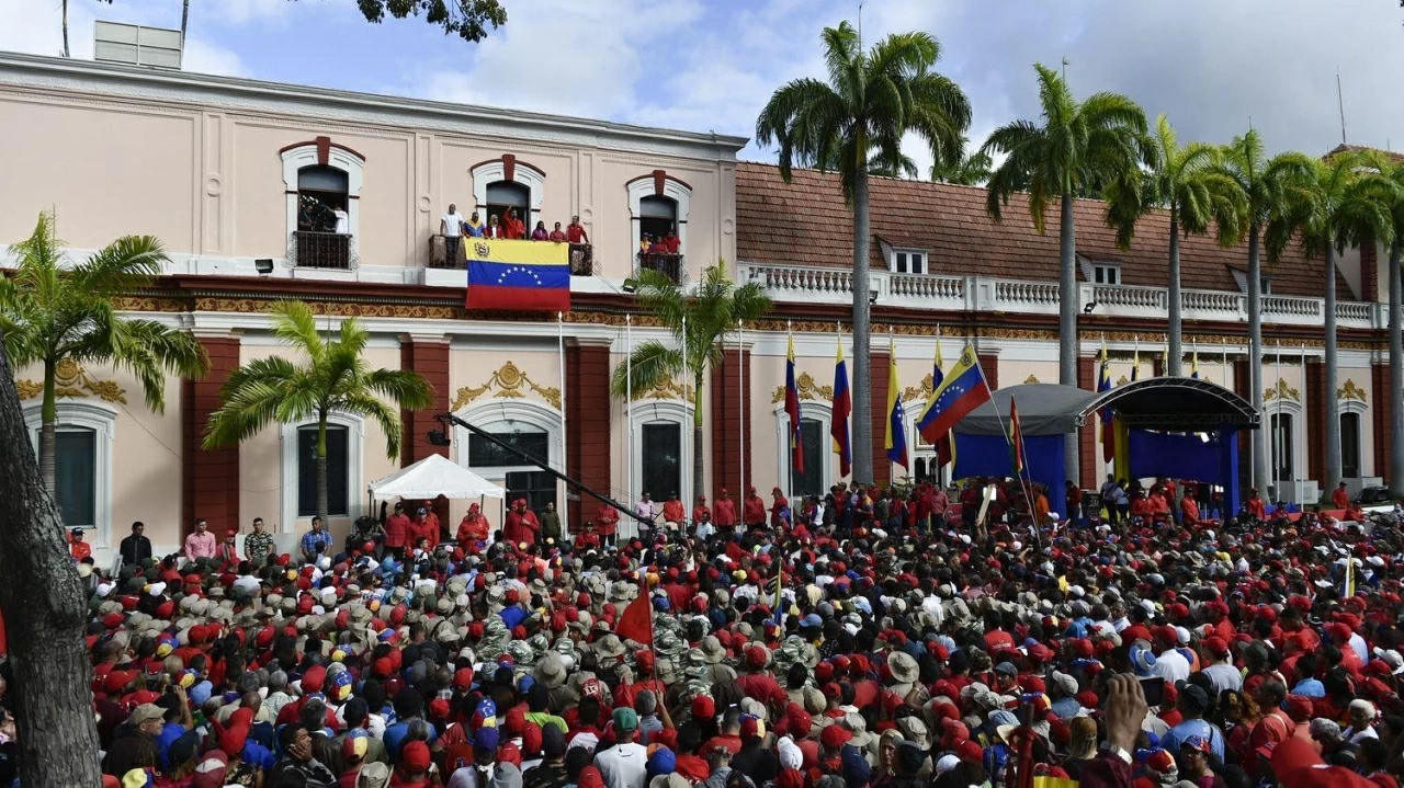 Người biểu tình tập trung tại Vương cung thánh đường Santa Capilla, di tích lịch sử quốc gia Venezuela tại trung tâm thành phố, để bày tỏ sự ủng hộ với ông Maduro. (Nguồn: franceinfo)