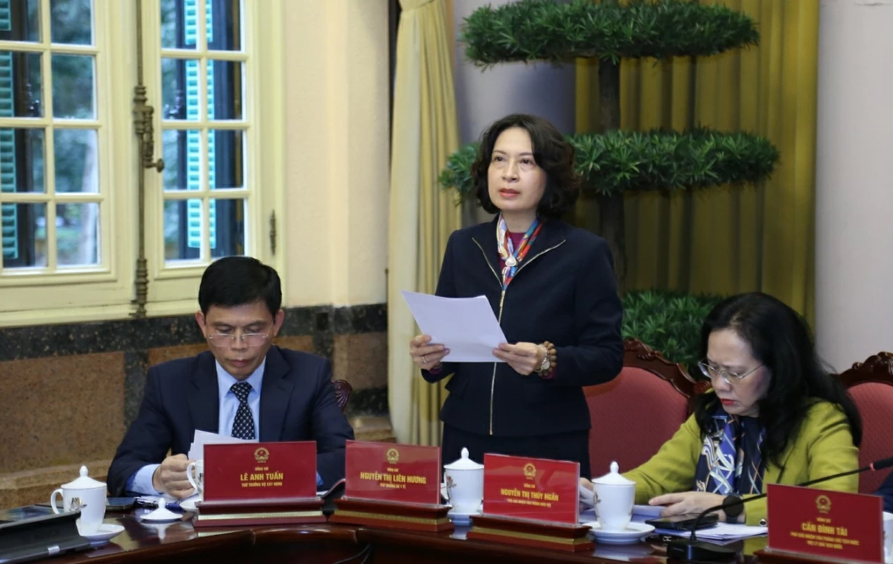 Thứ trưởng Bộ Y tế Nguyễn Thị Liên Hương phát biểu tóm tắ Luật tại buổi họp báo. (Ảnh: Thành Long)