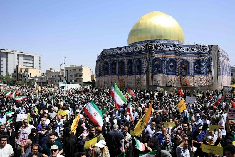 Khói bao trùm khu Nezamabad, thủ đô Tehran (Iran) giữa các cuộc biểu tình ngày 4-1. Ảnh: IRAN INTERNATIONAL Khói bao trùm khu Nezamabad, thủ đô Tehran (Iran) giữa các cuộc biểu tình ngày 4-1. Ảnh: IRAN INTERNATIONAL