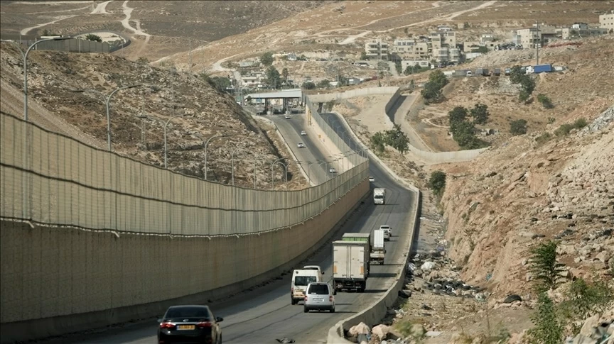 Bất chấp áp lực quốc tế, Israel quyết tiến hành dự án tranh cãi chia đôi Bờ Tây, thúc đẩy một dự án hàng rào an ninh dài hàng trăm km với Jordan