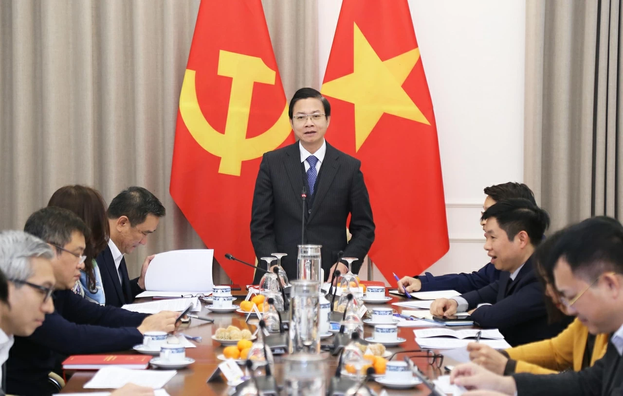 Trưởng Tiểu ban Lễ tân, Thứ trưởng Bộ Ngoại giao Ngô Lê Văn phát biểu tại cuộc họp. (Ảnh: Thành Long)