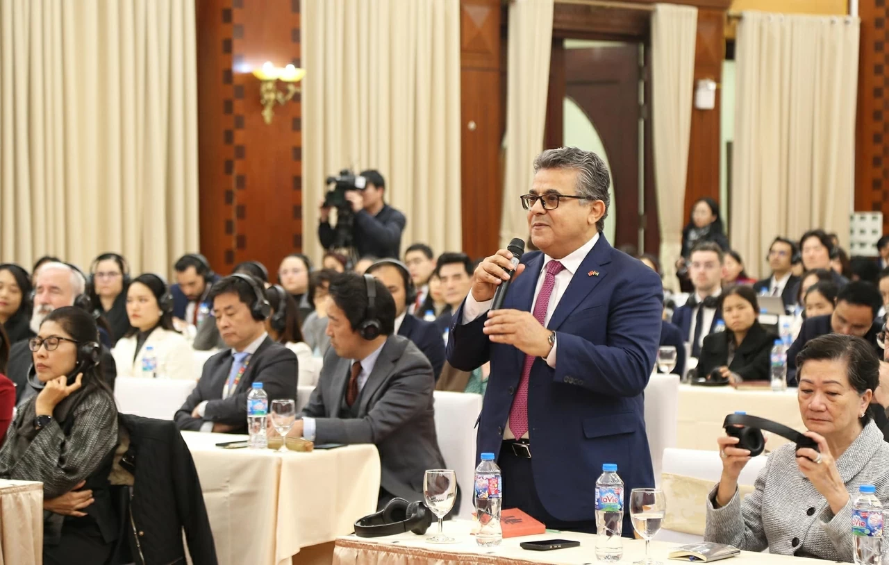 Đại sứ Palestine tại Việt Nam Saadi Salama tin tưởng Đại hội Đảng toàn quốc lần thứ XIV sẽ đưa ra những quyết sách mang lại nhiều lợi ích cho nhân dân VIieetjNam. (Ảnh: Thành Long) Đại sứ Palestine tại Việt Nam Saadi Salama tin tưởng Đại hội Đảng toàn quốc lần thứ XIV sẽ đưa ra những quyết sách mang lại nhiều lợi ích cho nhân dân VIieetjNam. (Ảnh: Thành Long)