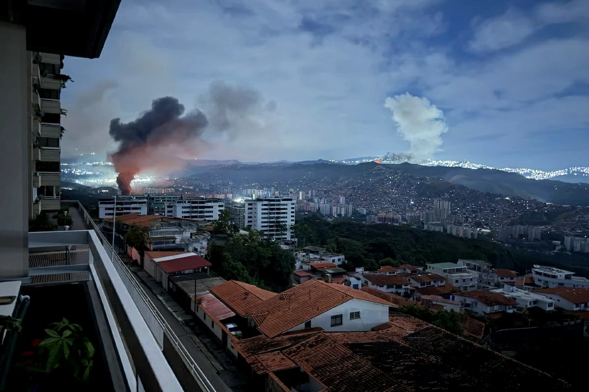 Khói bốc lên từ các địa điểm bị quân đội Mỹ tấn công tại thủ đô Caracas, Venezuela ngày 3/1. (Nguồn: CNN)
