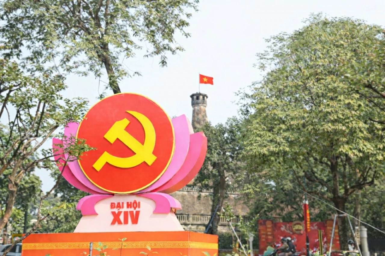 Mô hình chào mừng Đại hội XIV được đặt tại Tượng đài Lenin, bên đường Điện Biên Phủ.