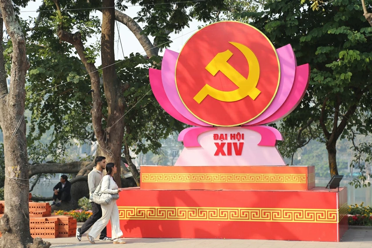 Cụm mô hình 3D bên hồ Hoàn Kiếm. Đây là vị trí nhìn về phía tượng đài Lý Thái Tổ, nơi thường đặt mô hình biểu tượng cổ động mỗi khi diễn ra sự kiện quan trọng của đất nước. (Ảnh: Thành Long)