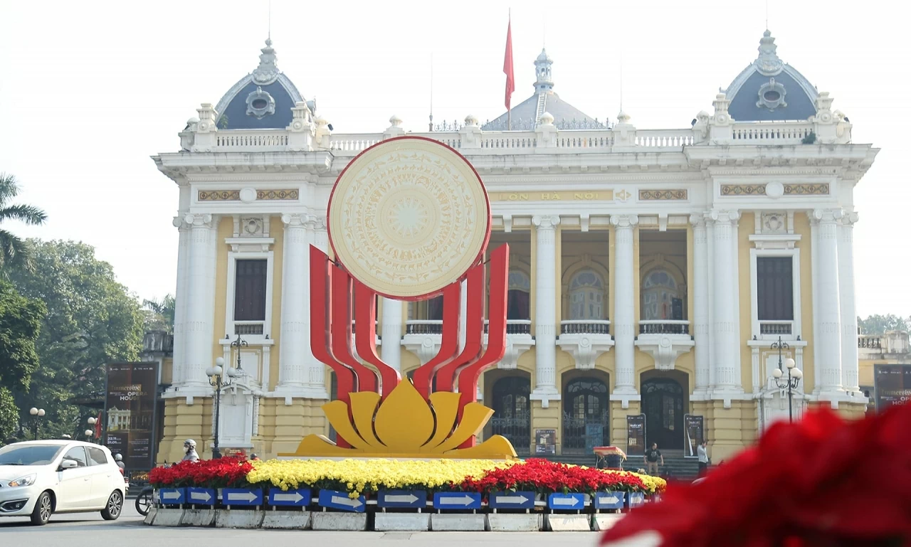 Các thiết kế pano, áp phích đều mang tông màu chủ đạo là đỏ - vàng, kết hợp với hình ảnh biểu tượng Đại hội, thể hiện ý nghĩa lịch sử và tầm quan trọng của sự kiện đối với đất nước. (Ảnh: Thành Long)