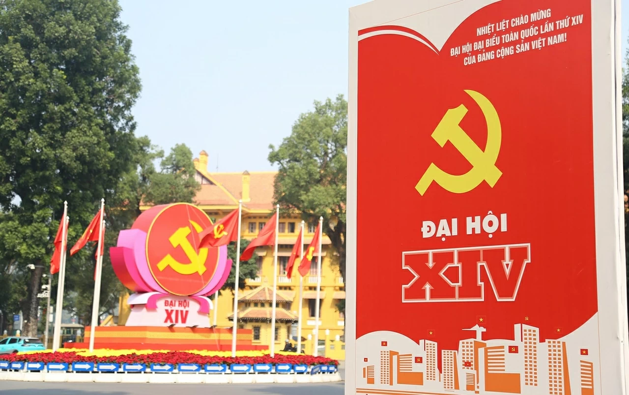 Cụm mô hình, pano, biểu ngữ, băng rôn... chào mừng Đại hội lần thứ XIV của Đảng được dựng và treo tại nút giao Độc Lập, Điện Biên Phủ. (Ảnh: Thành Long)