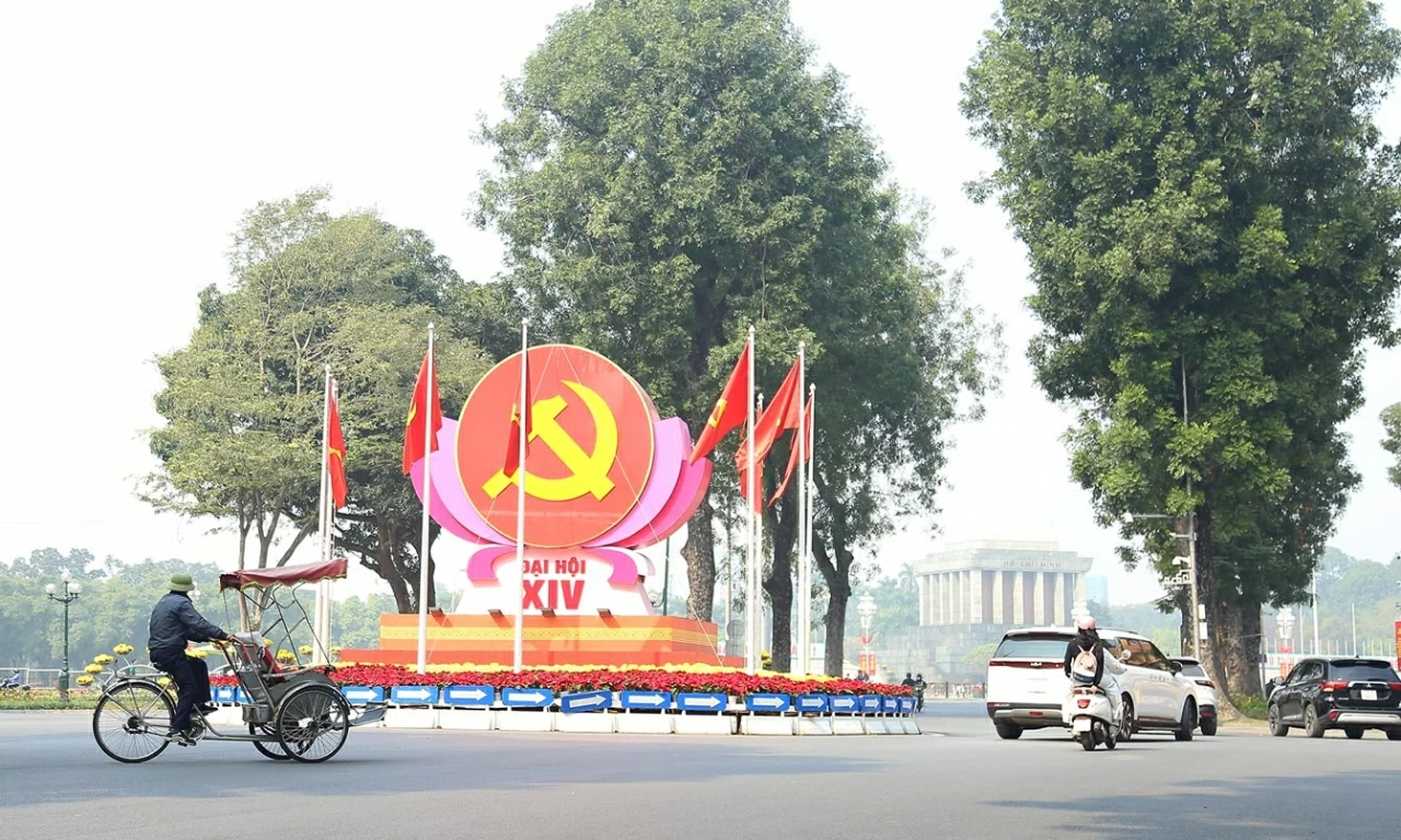 những khu vực biểu tượng như Quảng trường Ba Đình, hồ Hoàn Kiếm…, hệ thống cờ Tổ quốc, cờ Đảng, pano, áp phích và biểu ngữ chào mừng được treo ngay ngắn và nổi bật. (Ảnh: Thành Long)