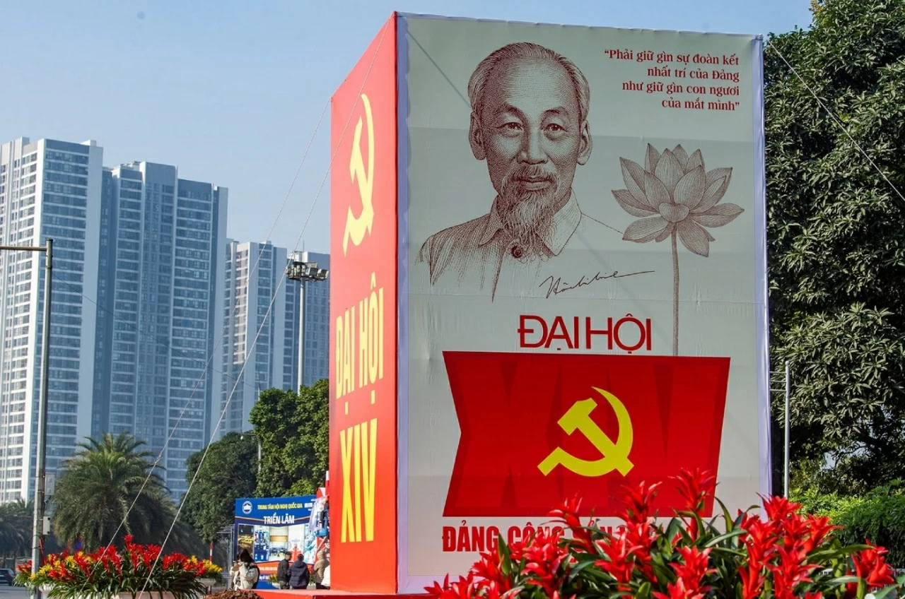 Các thiết kế pano, áp phích đều mang tông màu chủ đạo là đỏ - vàng, kết hợp với hình ảnh biểu tượng Đại hội, thể hiện ý nghĩa lịch sử và tầm quan trọng của sự kiện đối với đất nước. (Ảnh: Thành Long)
