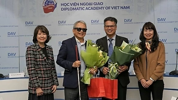Đại diện Học viện Ngoại giao chụp ảnh cùng 2 diễn giả của Khan Academy Vietnam.