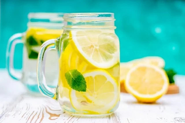 Những nhóm người được khuyên nên thường xuyên uống nước chanh ấm sau bữa sáng