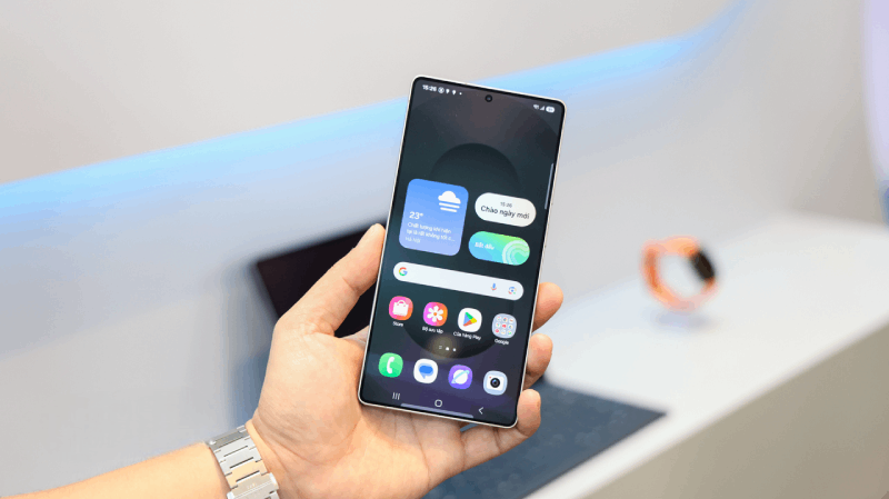 Galaxy S26 Ultra gây chú ý khi có thể sạc từ 0% lên 75% chỉ trong 30 phút. 