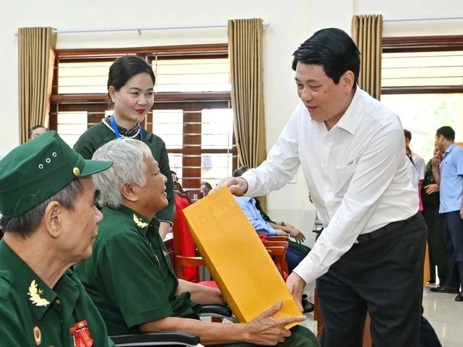 Bộ Nội vụ hướng dẫn tặng quà của Chủ tịch nước cho người có công dịp Tết Bính Ngọ 2026