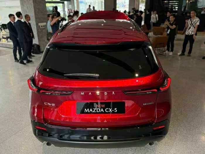 CX-5 thế hệ mới đã ra mắt tháng 7/2025 với sự tinh chỉnh nhẹ ở ngoại hình và tăng kích thước.