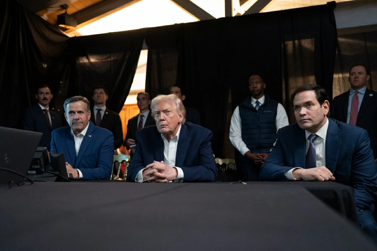 Donald Trump theo dõi các hoạt động quân sự của Mỹ tại Venezuela cùng với Giám đốc CIA John Ratcliffe và Ngoại trưởng Marco Rubio tại khu nghỉ dưỡng Mar-a-Lago. Ông Trump cho biết Mỹ sẽ “điều hành” Venezuela sau khi Tổng thống nước này Nicolás Maduro và Đệ nhất phu nhân Cilia Flores bị bắt giữ và đưa tới New York, בעקבות một cuộc tấn công bất ngờ nhằm vào Caracas và các khu vực lân cận. (Nguồn: The White House)