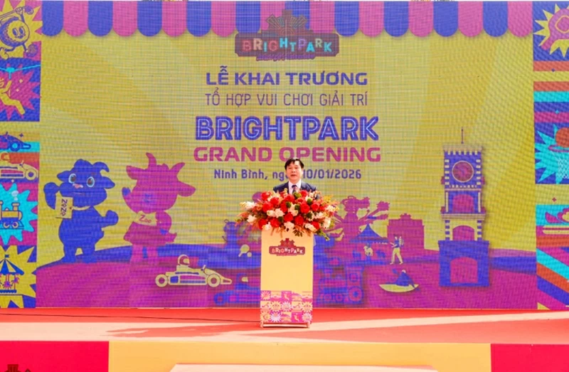 Ông Nguyễn Anh Chức - Ủy viên Ban Thường vụ Tỉnh ủy, Phó Chủ tịch UBND tỉnh Ninh Bình phát biểu tại biểu Lễ Khai trương Tổ hợp Công viên Giải trí BRIGHTPARK.