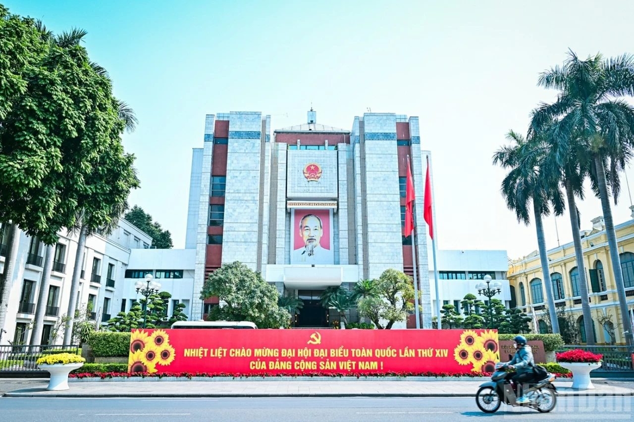 Thủ đô Hà Nội rực rỡ đón chào Đại hội XIV của Đảng