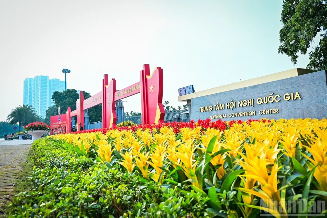Thủ đô Hà Nội rực rỡ đón chào Đại hội XIV của Đảng
