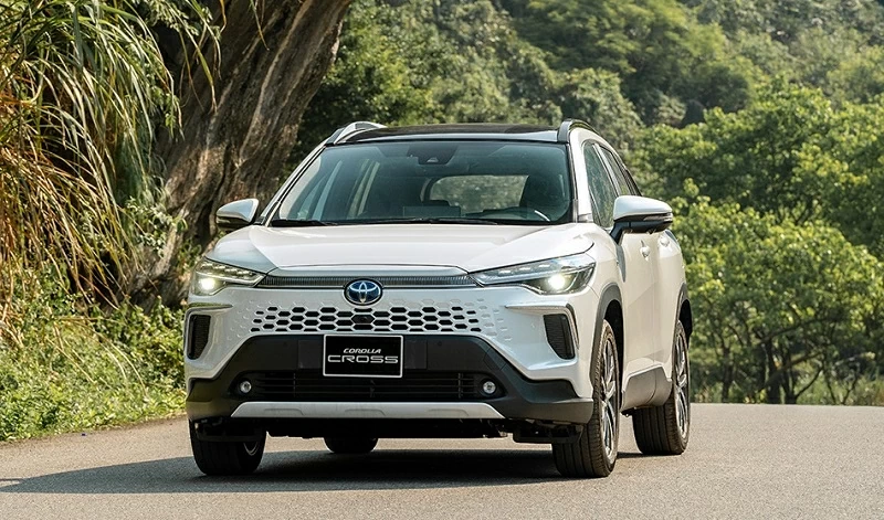 Top 5 mẫu xe hybrid bán chạy nhất tháng 12/2025: Toyota Corolla Cross HEV giữ vững ngôi đầu.