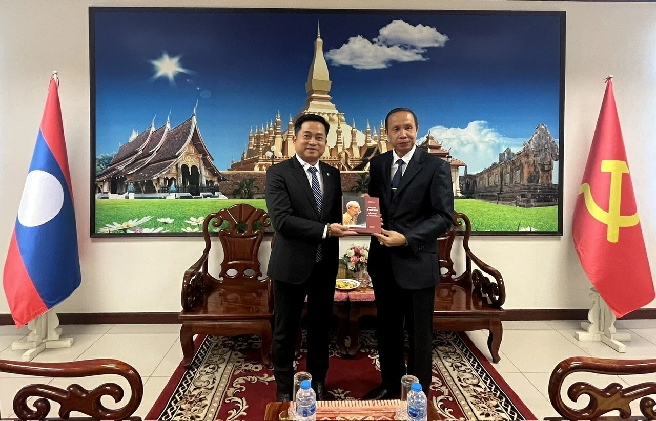 Tổng Lãnh sự Lào và Thống đốc tỉnh Khon Kaen (Thái Lan) chúc Đại hội đại biểu toàn quốc lần thứ XIV của Đảng Cộng sản Việt Nam thành công tốt đẹp