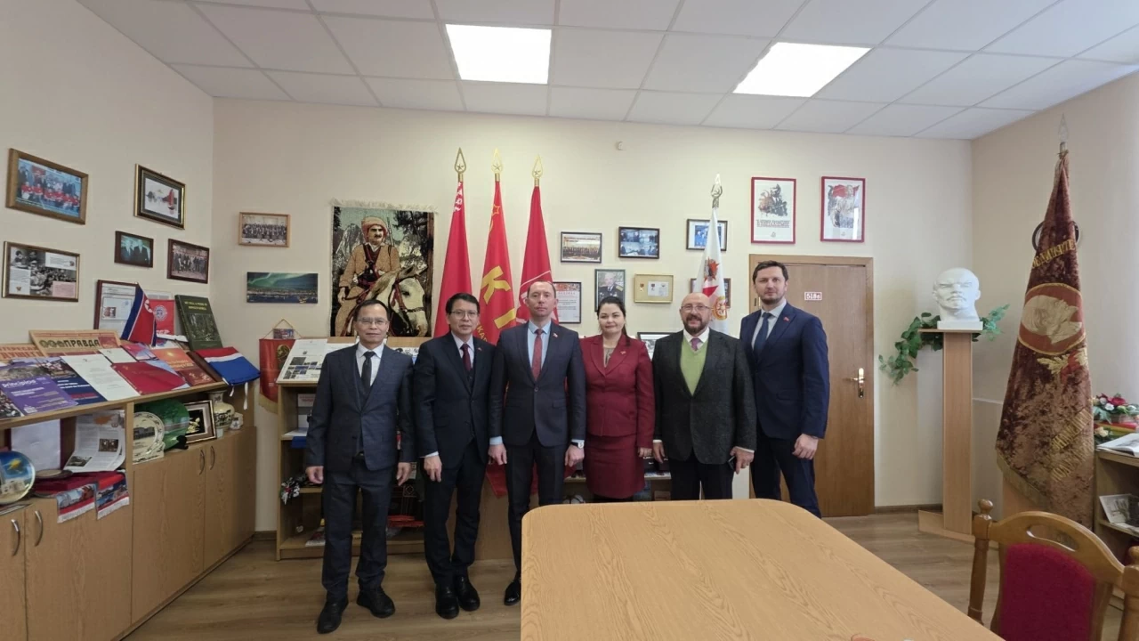 Đảng Cộng sản Belarus trao thư chúc mừng Đại hội XIV của Đảng Cộng sản Việt Nam Đảng Cộng sản Belarus trao thư chúc mừng Đại hội XIV của Đảng Cộng sản Việt Nam